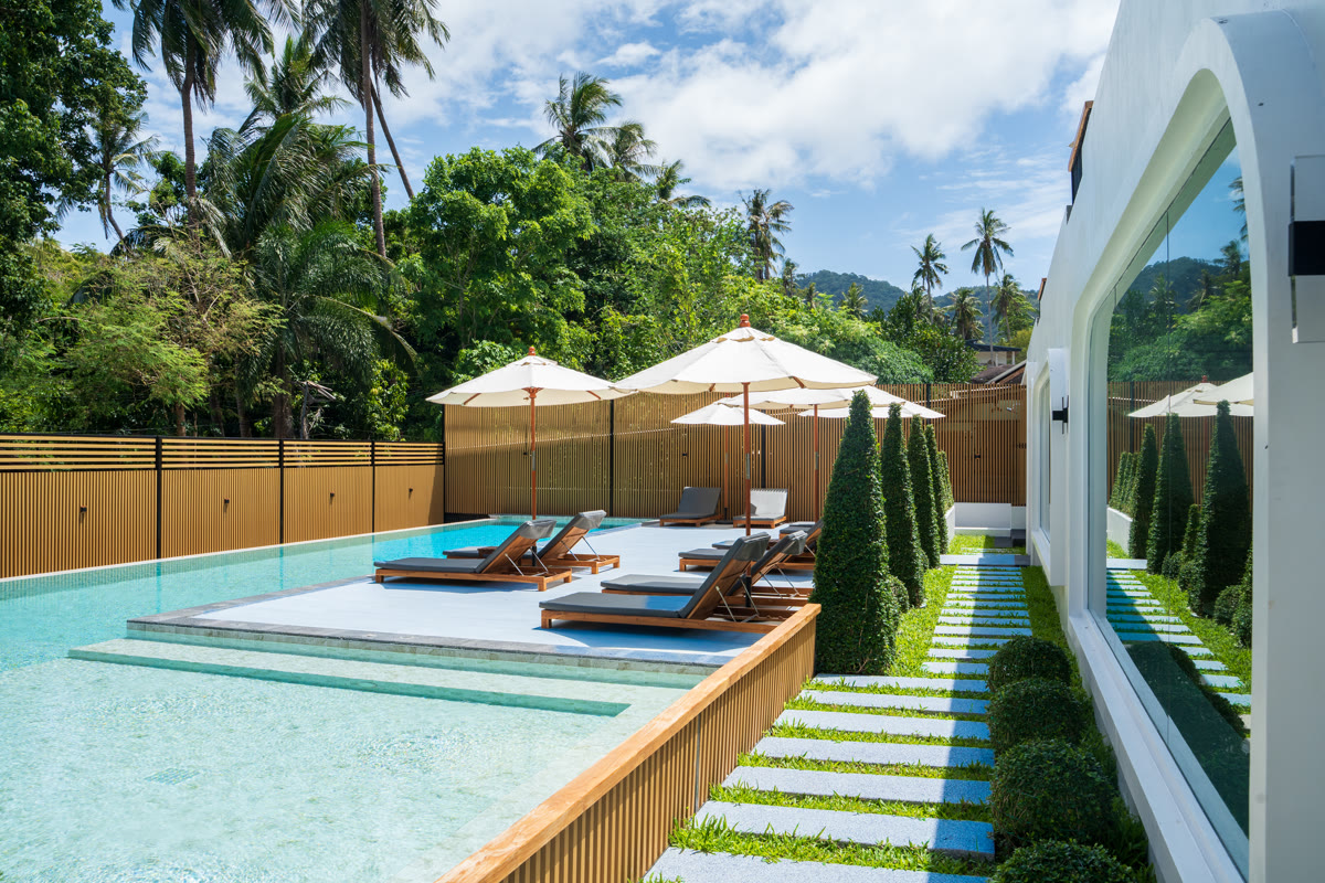 Cozy Space swimming pool and lounge chairs